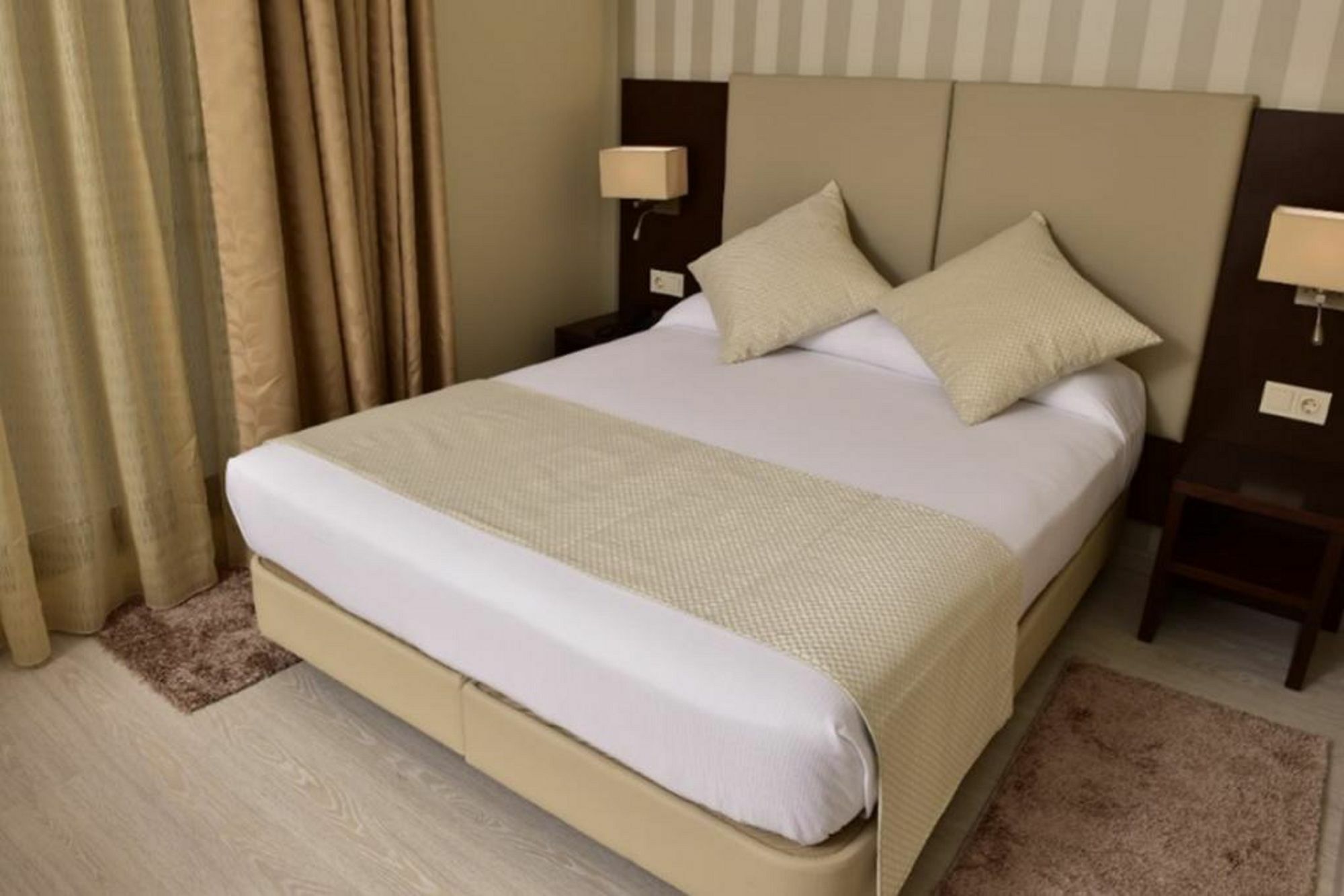 Az Hotels Зеларда Екстериор снимка